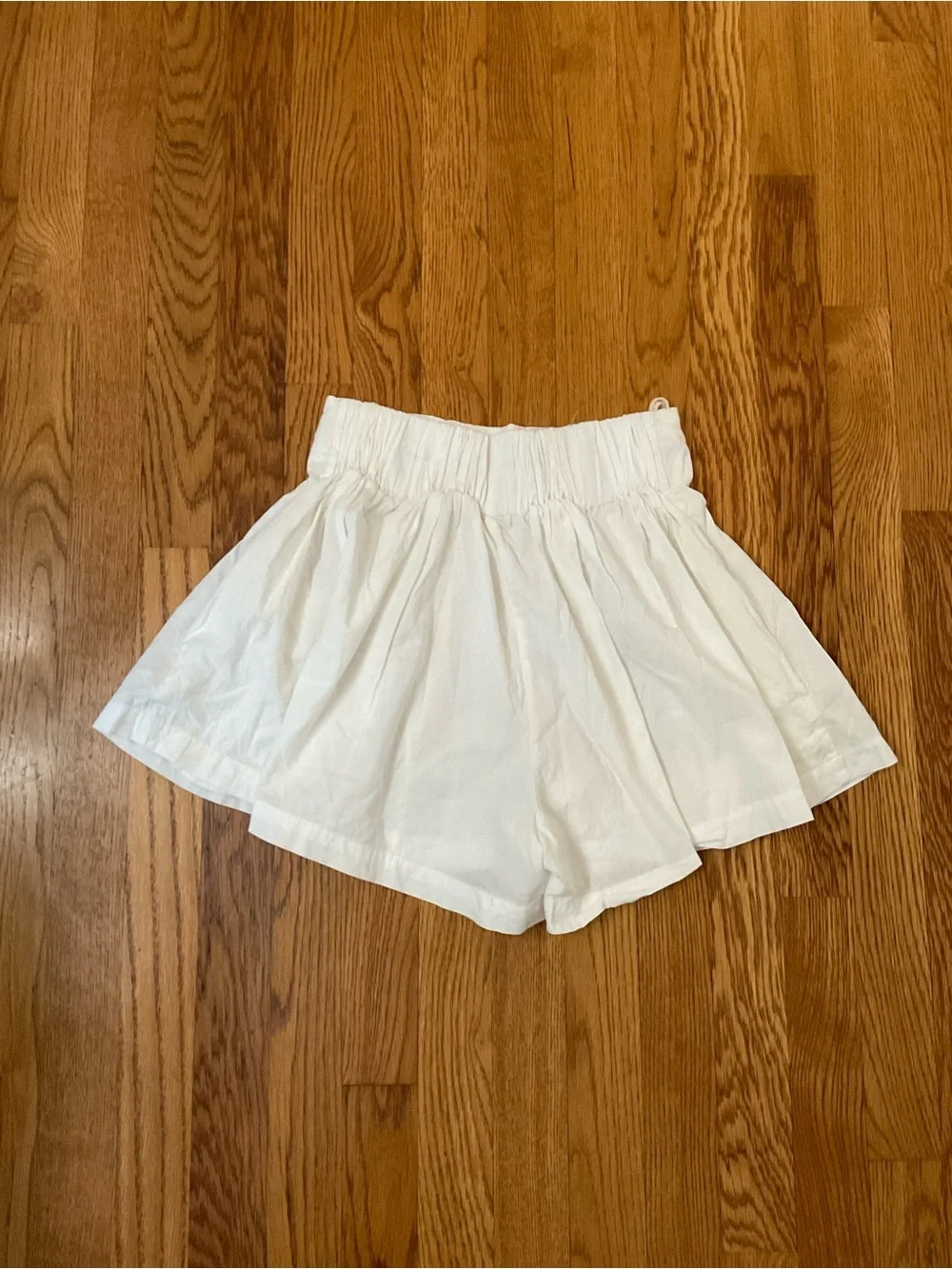 Free People - White High-Waist Full Pleated Shorts with Elastic Waist. Size XS